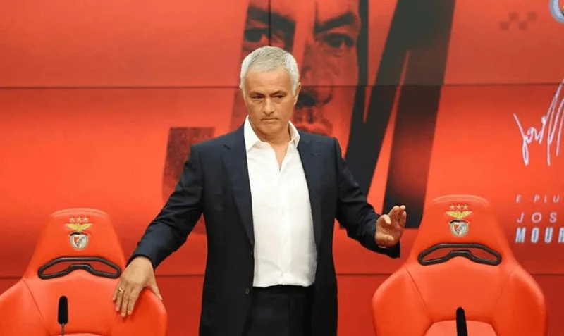 HLV Jose Mourinho thời điểm năm 2000 khi lần đầu tiên bước ra ánh sáng tại sân Estádio da Luz.