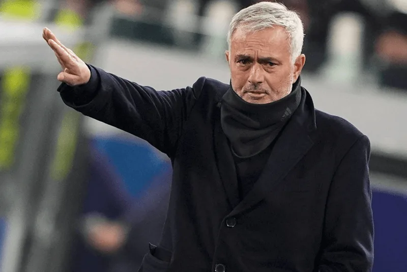 Tiểu sử Jose Mourinho Benfica ghi dấu chiến thắng 3-0 kinh điển trước đại kình địch Sporting Lisbon.