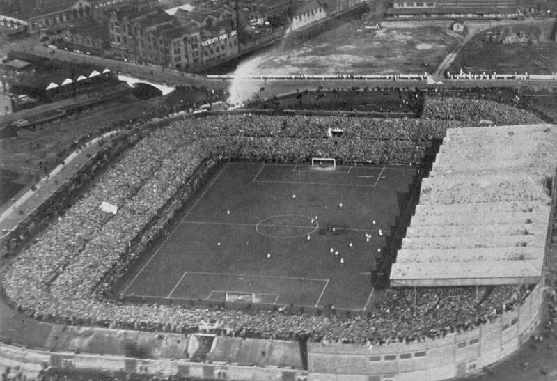 Old Trafford mở cửa từ năm 1910 và đã trải qua nhiều giai đoạn tái thiết, nâng cấp để trở thành biểu tượng bóng đá Anh.