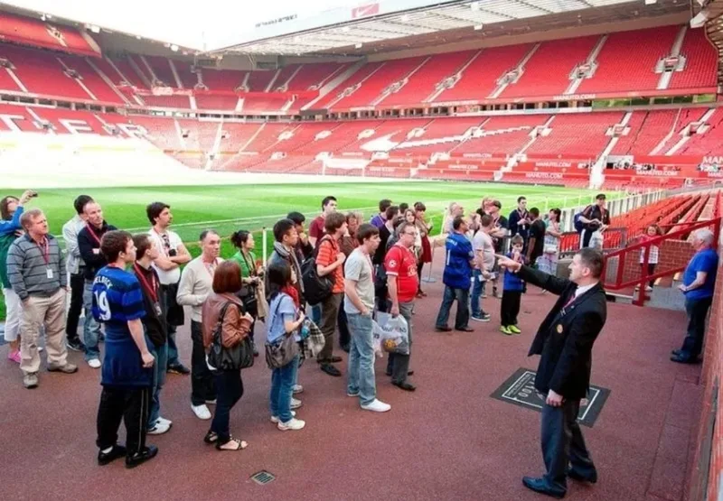 Tour tham quan Old Trafford mang đến cơ hội khám phá bảo tàng, đường hầm, khán đài và các khu vực biểu tượng của sân.