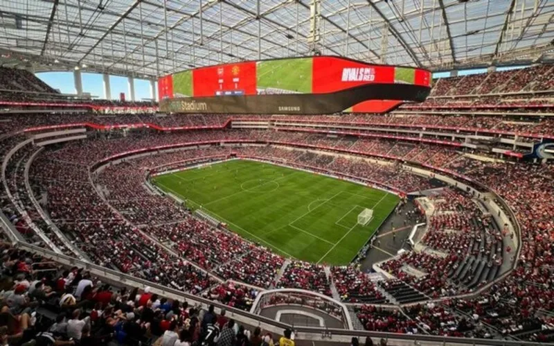 Old Trafford là sân nhà nổi tiếng của Manchester United, gắn liền với lịch sử, cảm xúc và văn hóa bóng đá Anh.