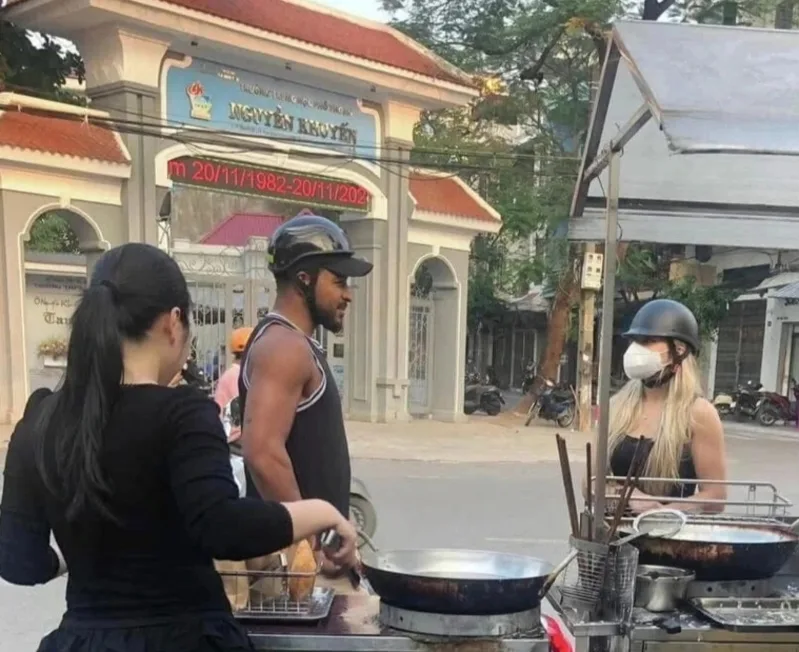 Sở thích ăn bánh chuối chiên khiến hình ảnh Xuân Son thêm gần gũi và đời thường