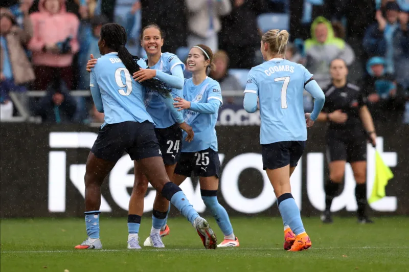 Lối chơi của Manchester City Women nổi bật với khả năng kiểm soát bóng, phối hợp nhóm và tấn công chủ động.