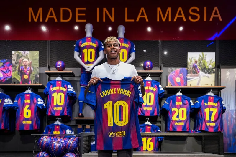 Người hâm mộ Barcelona luôn dành tình cảm đặc biệt cho những cầu thủ trưởng thành từ La Masia như Lamine Yamal.