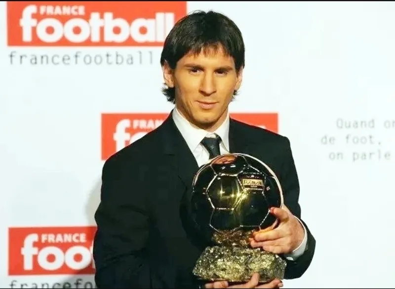 Messi nhận Quả bóng vàng đầu tiên năm 2009, đánh dấu bước ngoặt đưa anh trở thành siêu sao hàng đầu thế giới.