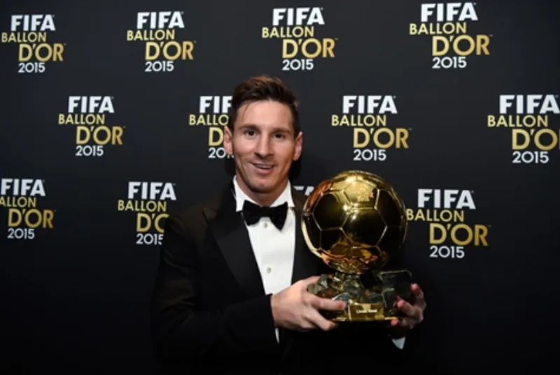 Messi cùng Neymar và Suárez tạo nên bộ ba MSN huyền thoại, giúp Barcelona trở lại đỉnh cao năm 2015.