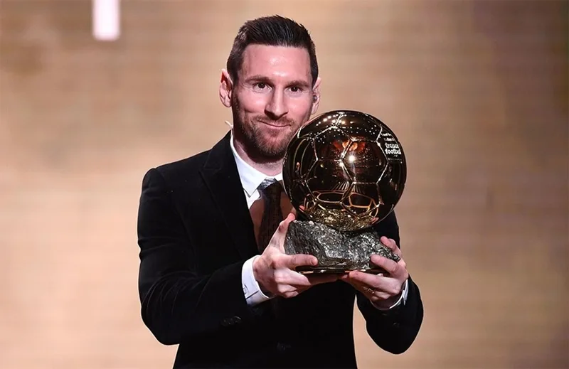Messi nhận Quả bóng vàng 2021 sau khi cùng Argentina vô địch Copa America, danh hiệu lớn đầu tiên ở cấp đội tuyển.