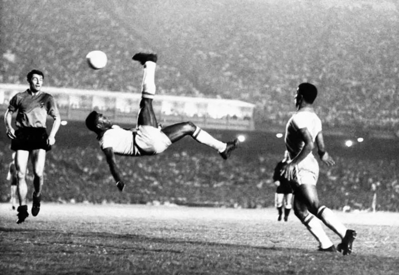 Pelé nổi bật với khả năng ghi bàn đa dạng bằng hai chân, đánh đầu, rê bóng và di chuyển thông minh.