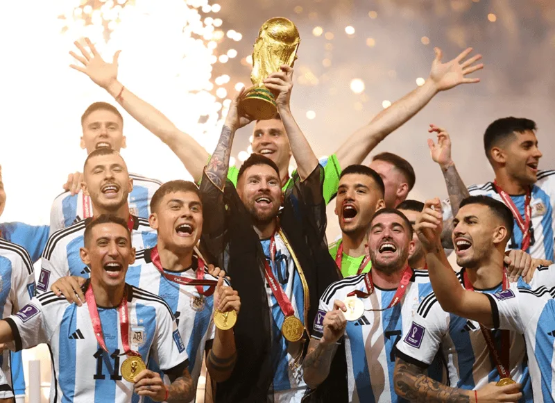 Lionel Messi nâng cao cúp vàng World Cup 2022, đưa Argentina lần thứ 3 lên ngôi vô địch.
