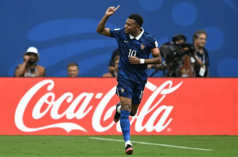 Tốc độ xé gió cùng khả năng dứt điểm lạnh lùng giúp Mbappé áp đảo mọi hàng thủ.