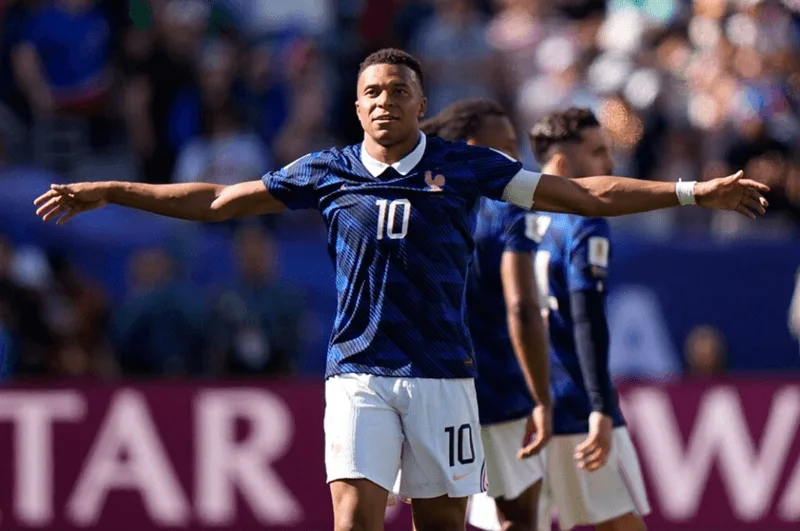 Kylian Mbappé trong màu áo đội tuyển Pháp – biểu tượng bóng đá thế giới.