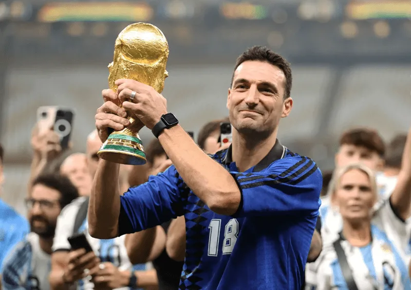 HLV Lionel Scaloni chia sẻ niềm vui chiến thắng cùng siêu sao Lionel Messi tại đỉnh cao World Cup 2022.