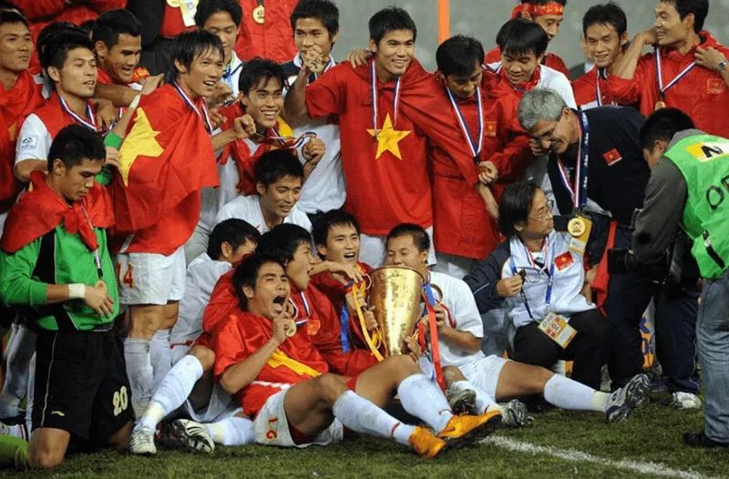 Cú đánh đầu ngược huyền thoại của Lê Công Vinh năm 2008 đưa Việt Nam lần đầu xưng vương.