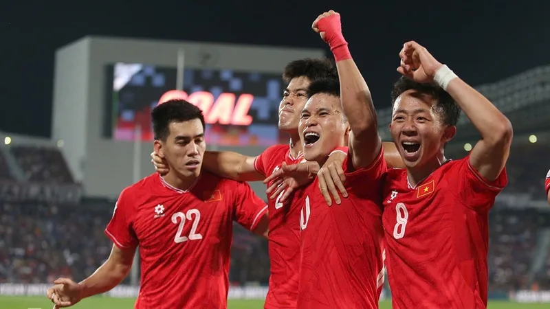 Tiền vệ Nguyễn Hải Long tỏa sáng rực rỡ, khẳng định vị thế số một của bóng đá Việt Nam.