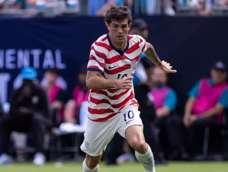Pulisic bứt tốc vượt qua hàng thủ đối phương.