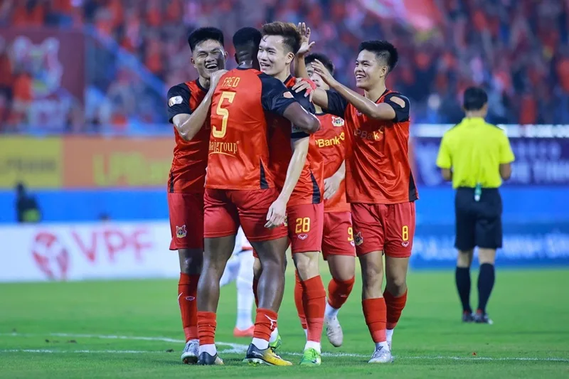 Sức hút bùng nổ của giải V-League biến mỗi trận đấu cuối tuần thành ngày hội bóng đá thực sự.