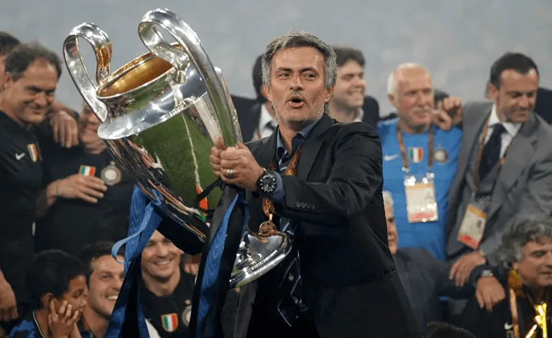 Mourinho cùng Inter Milan lên ngôi vô địch Champions League 2010, hoàn tất cú ăn ba lịch sử.