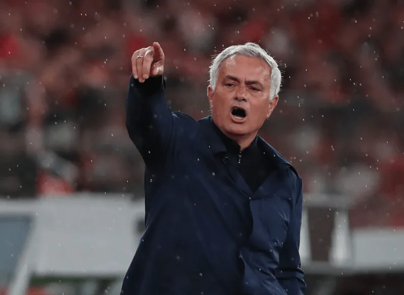 Nghệ thuật lãnh đạo và khả năng truyền cảm hứng mạnh mẽ của HLV Jose Mourinho.