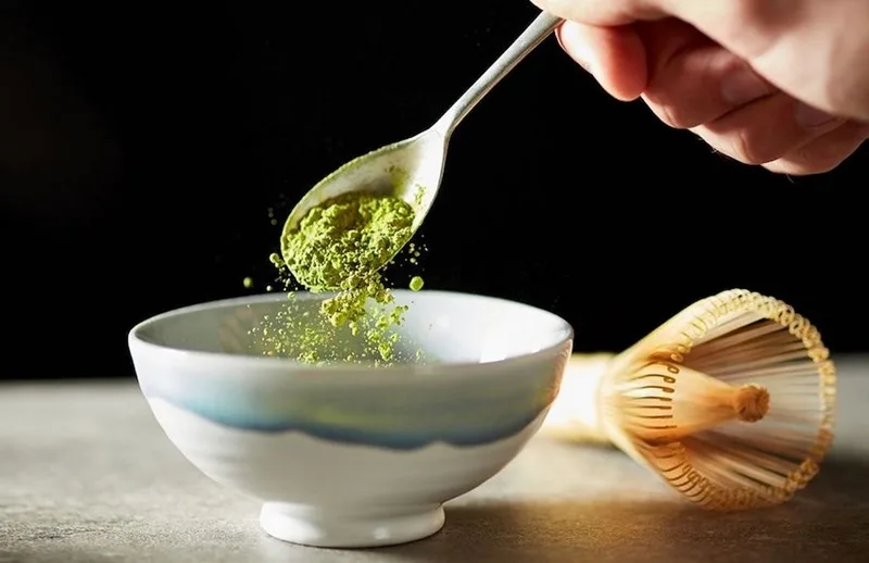 Cân điện tử tại chợ giúp người mua dễ dàng đối chiếu số gram và số lạng.