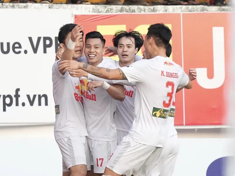 Lứa cầu thủ tài năng khóa 1 Học viện HAGL Arsenal JMG bước ra sân chơi chuyên nghiệp.