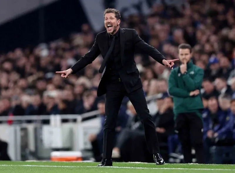 HLV Diego Simeone truyền lửa nhiệt huyết cho các học trò bên đường biên.