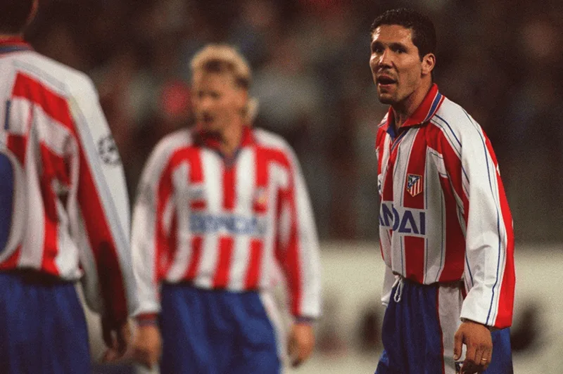 Diego Simeone thời kỳ còn xỏ giày thi đấu xông xáo trong màu áo Atletico Madrid.