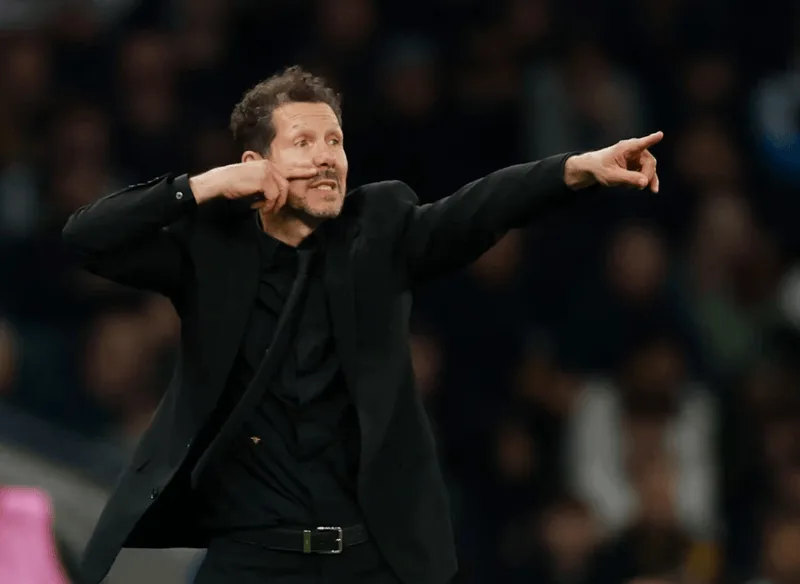 CĐV Atletico Madrid giăng đại kỳ tri ân huyền thoại El Cholo trên sân Metropolitano.