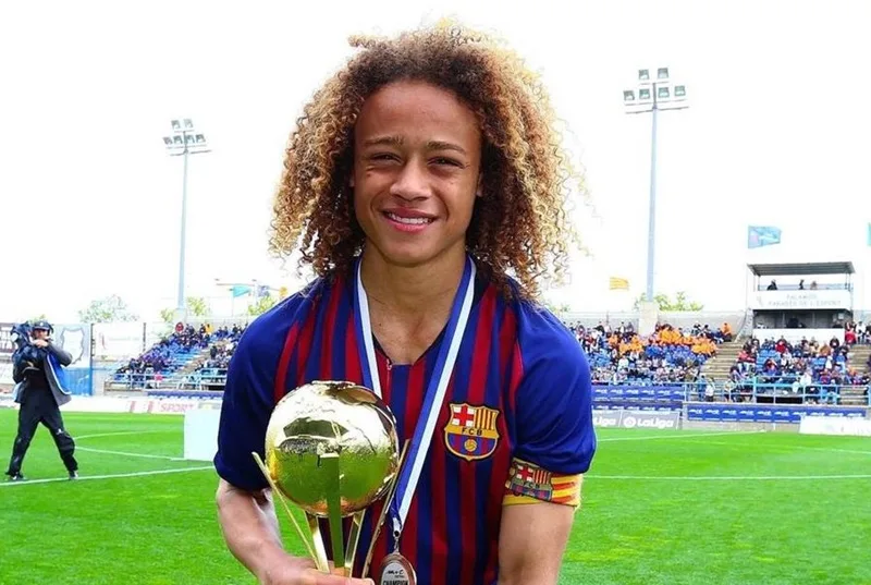 Xavi Simons sớm nổi danh từ lò La Masia trước khi rèn giũa bản lĩnh tại Paris Saint-Germain.