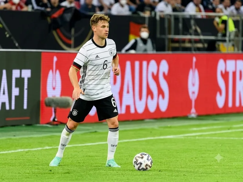 Kimmich nổi bật với khả năng tổ chức và phân phối bóng từ tuyến dưới